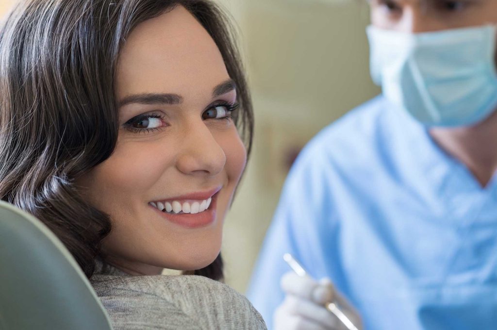 woman visiting the periodontist